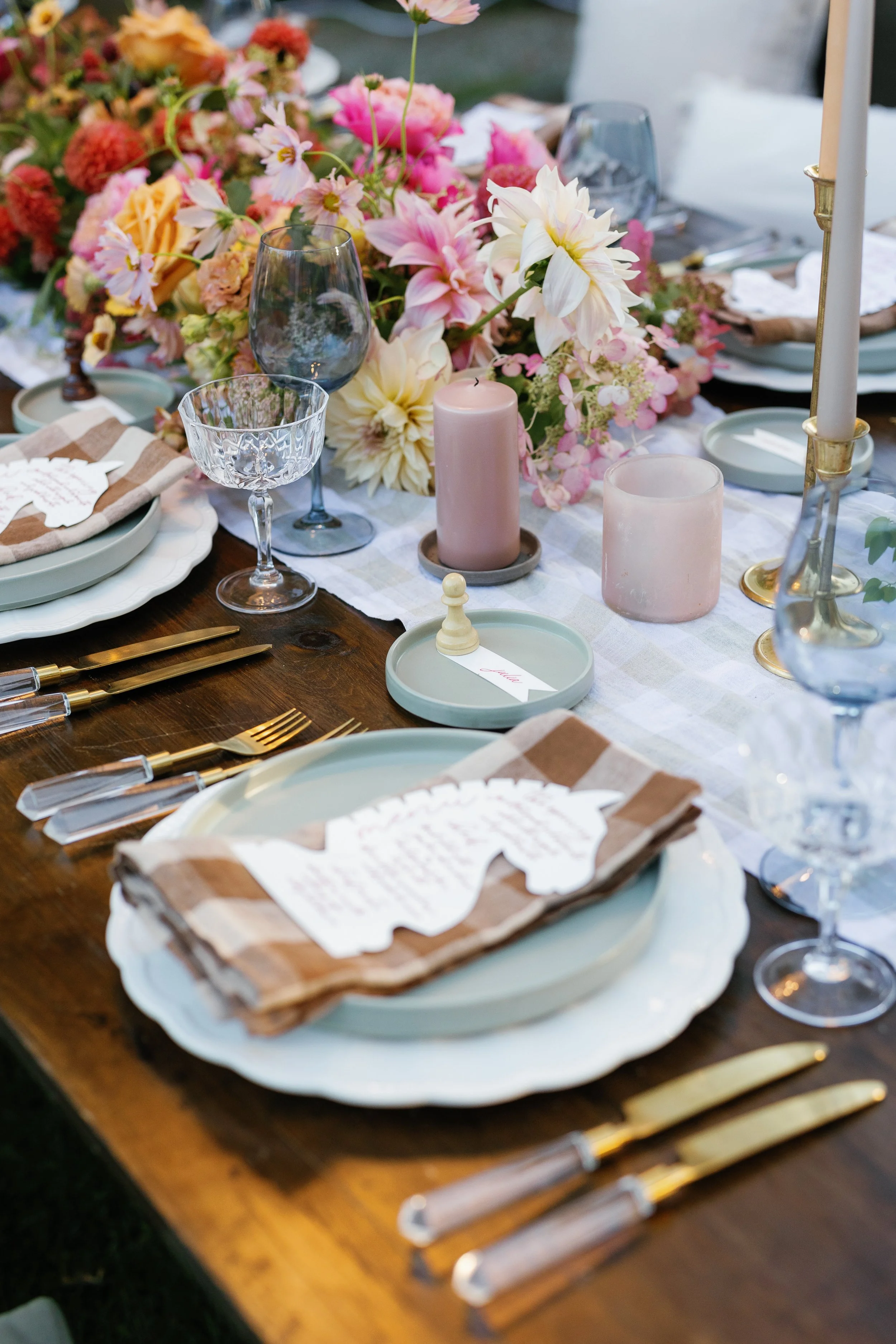 What is a charger plate? Why you need them at your wedding — Gooseberry What is a charger plate? Why you need them at your wedding — Gooseberry